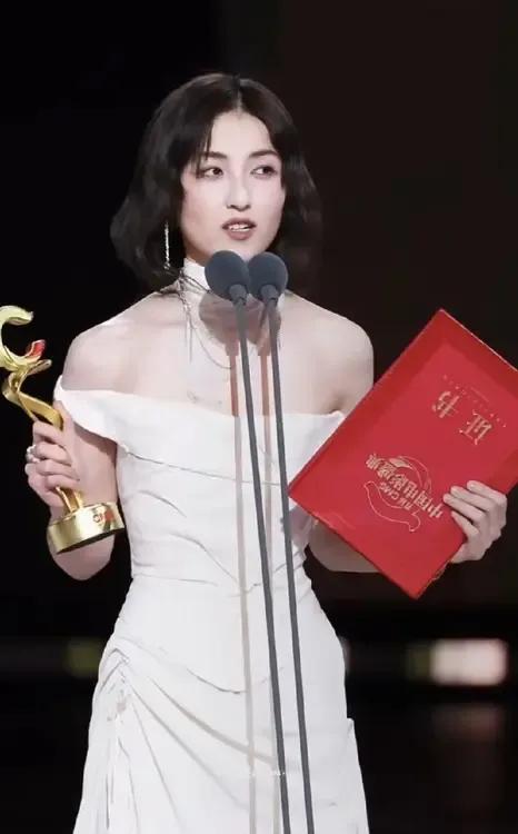 张子枫在影视圈大家都很宠她，她才是内娱大女主，因为她非常优秀，小小年纪凭演技拿奖