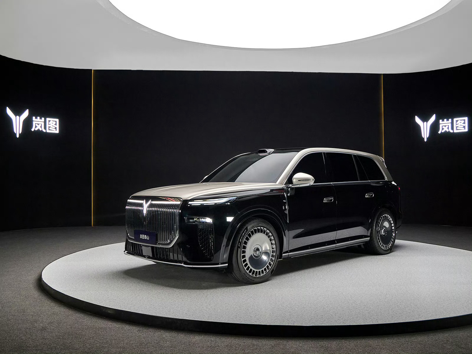 刷微博才知道岚图泰山发布了，这车是真的帅，气场太足了！看了下配置，车长超5.2米