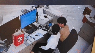 男女同事之间的相互打闹。
其实是一件非常正常的事情。
两个人也只是在开玩笑而已。