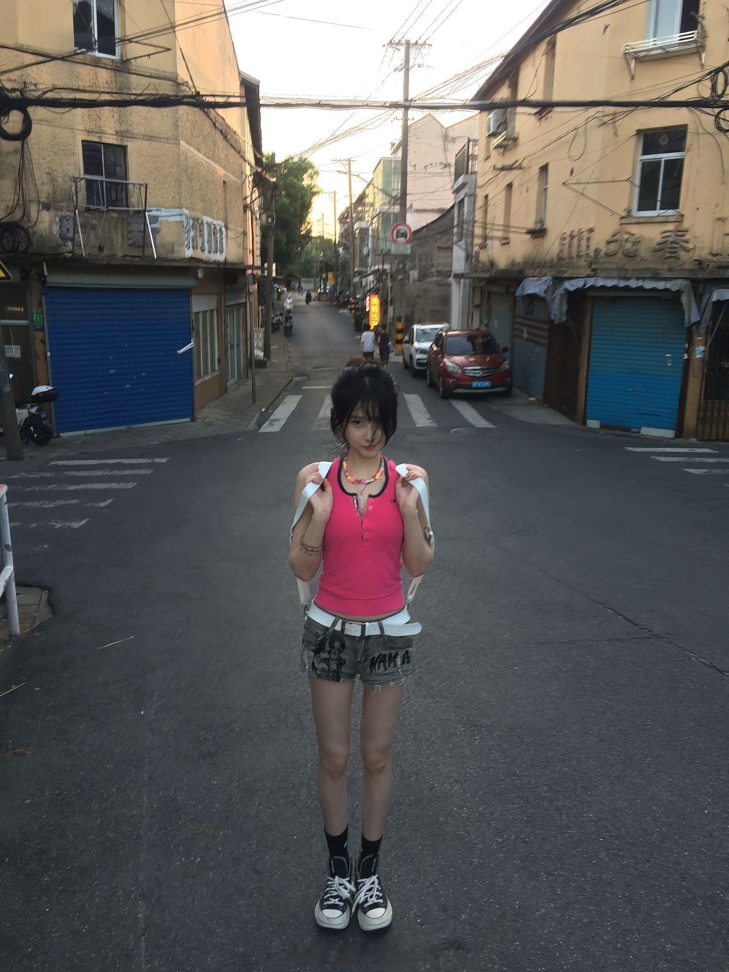 和闺蜜去澳门旅游在马路上拍照被罚款1000元我需要分担一下嘛，通行证一下来就直奔