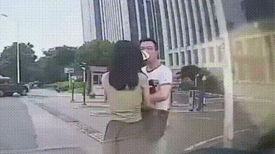 这是图啥啊？一对男女街边吵架，女子一气之下快速脱去上衣，又马上伸手去解胸衣扣！把