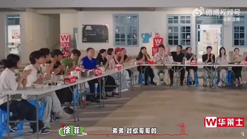 #丁真不是家里最黑的#《岛屿少年》中，丁真弟弟亮相，兄弟肤色对比鲜明。徐菲妈妈的