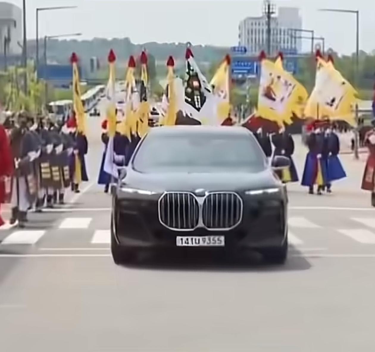 李在明为高市早苗举办的欢迎仪式十分奇葩，而高市早苗对李在明的邀请也颇为离谱。高市