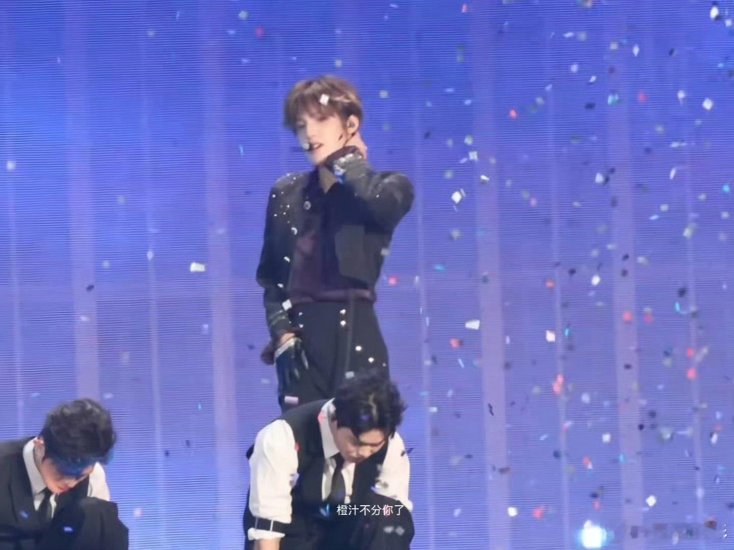 张泽禹紫色套装的确有韵味被张泽禹紫装舞台的wave狠狠拿捏！动作干净利落又带着极