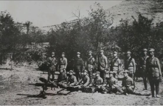 1953年冬，东北林场民兵抓获一个偷伐国营木材的老头，审讯时发现他左腿裤管里缠着