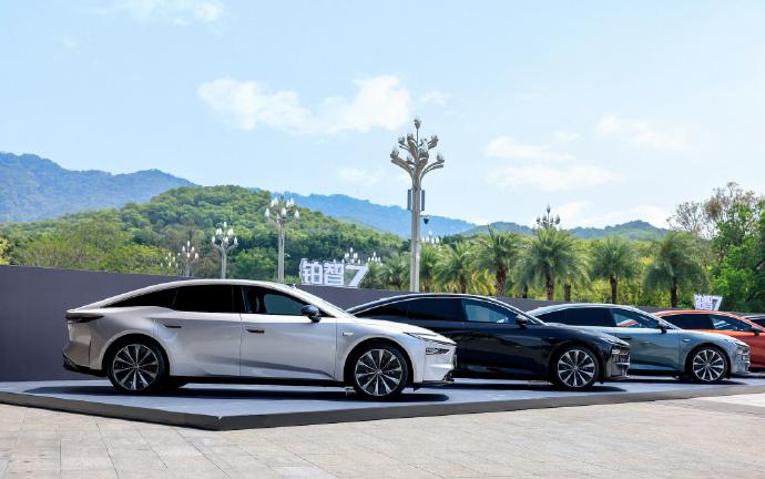 今年刚过完年，“豪华品牌大降价”的消息就刷屏了。
不过啊， 我觉得2026年，降