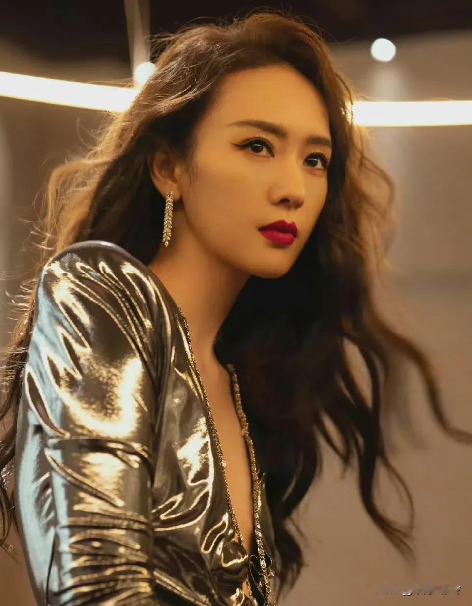 她是娱乐圈“逆天改命”的典范。以她的负面新闻，原本根本不可能有翻身的机会，但她硬