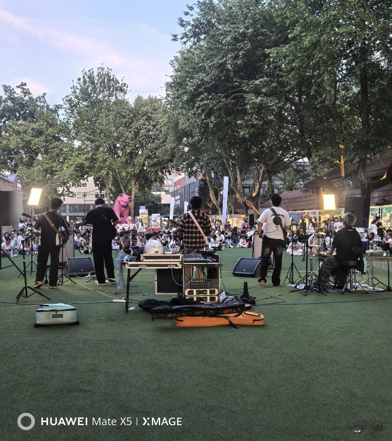 晒图笔记大赛西安电影园区音乐季活动和露天电影，人们席地而坐，即是视觉享受也是精神