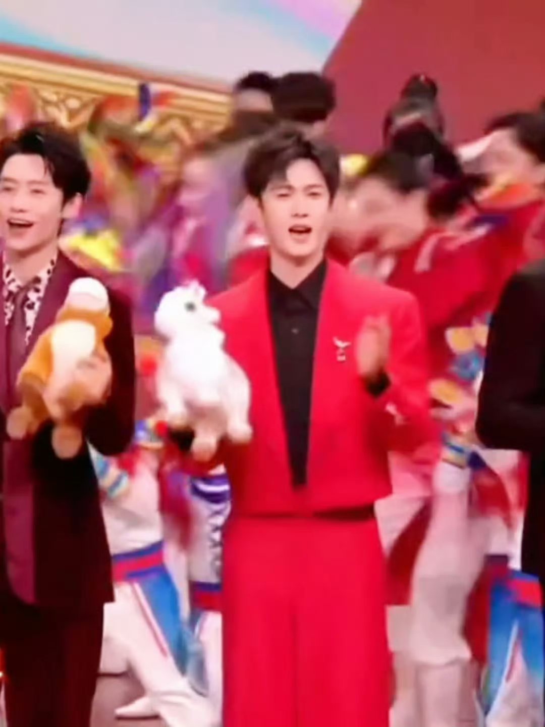 李昀锐春晚有效露脸9次央妈亲选的李昀锐太争气！春晚9次镜头全在线，唱跳《串门指南