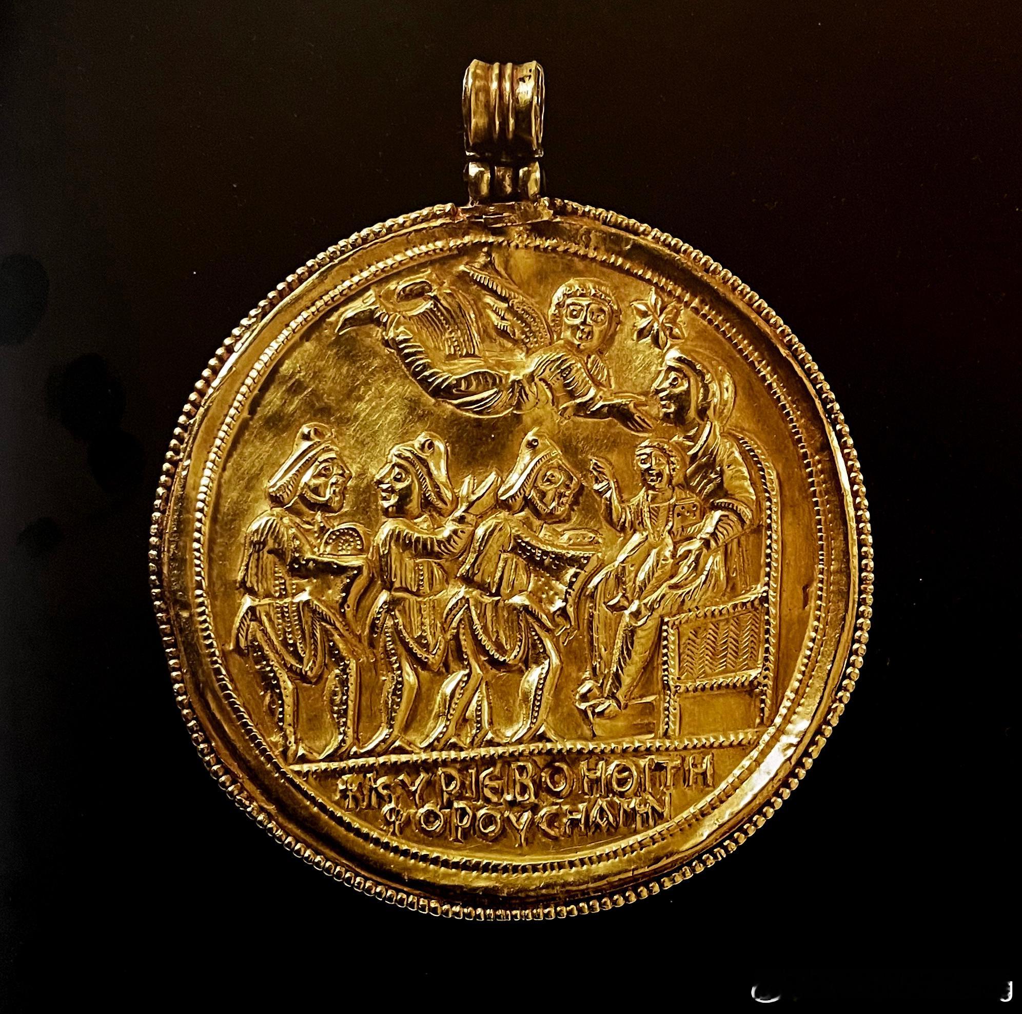 中世纪早期艺术  Early Medieval Art  黄金吊坠带有宗教场景的