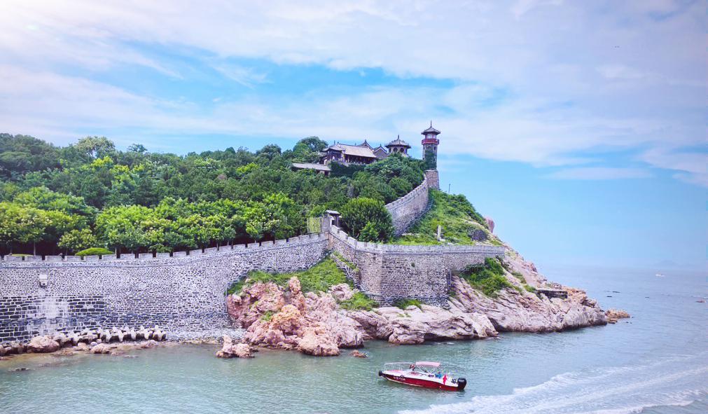 好些年以前，我一个人去了山东烟台蓬莱阁，去拜访八仙过海的神仙，可惜没见着。
  