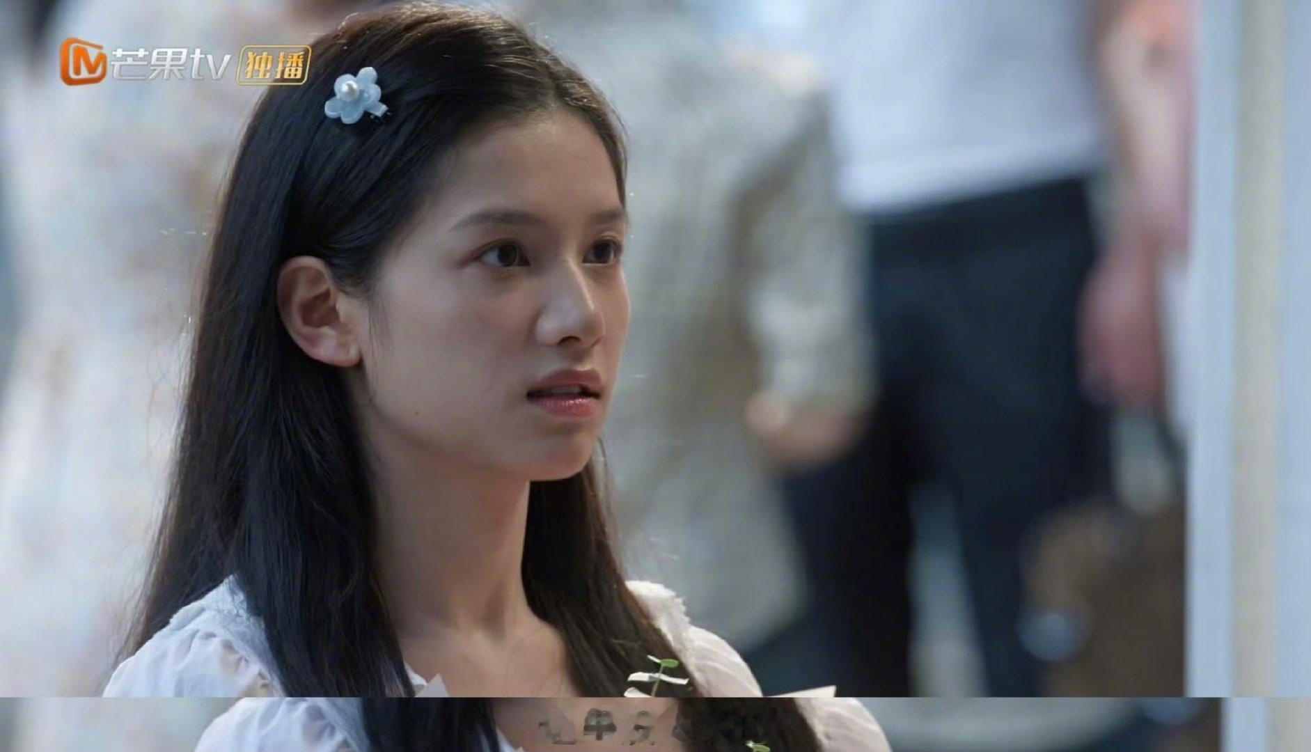 张婧仪野狗骨头学生照 张婧仪的学生照哇哦看完这段剧情瞬间破防。陈异偷偷摘下表彰栏