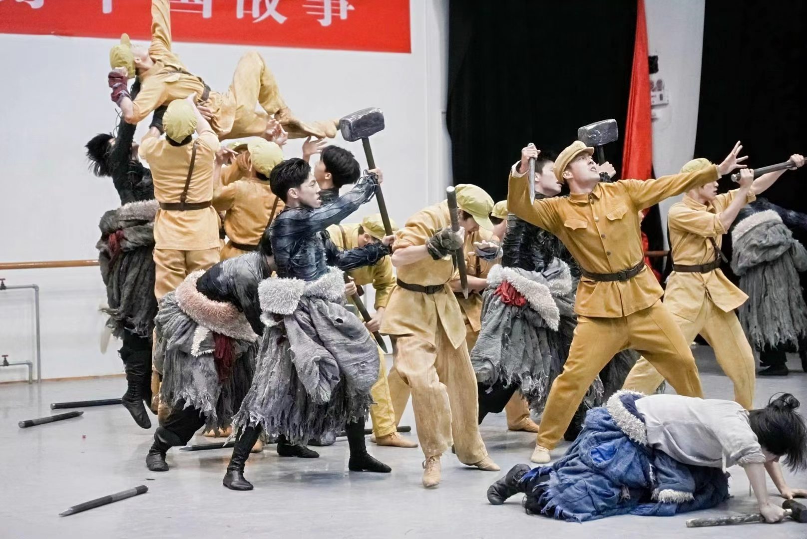 同心之旅 复兴有我踏访北舞，以足尖赴一场同心之约。各界代表对话党外舞蹈专家，在馆