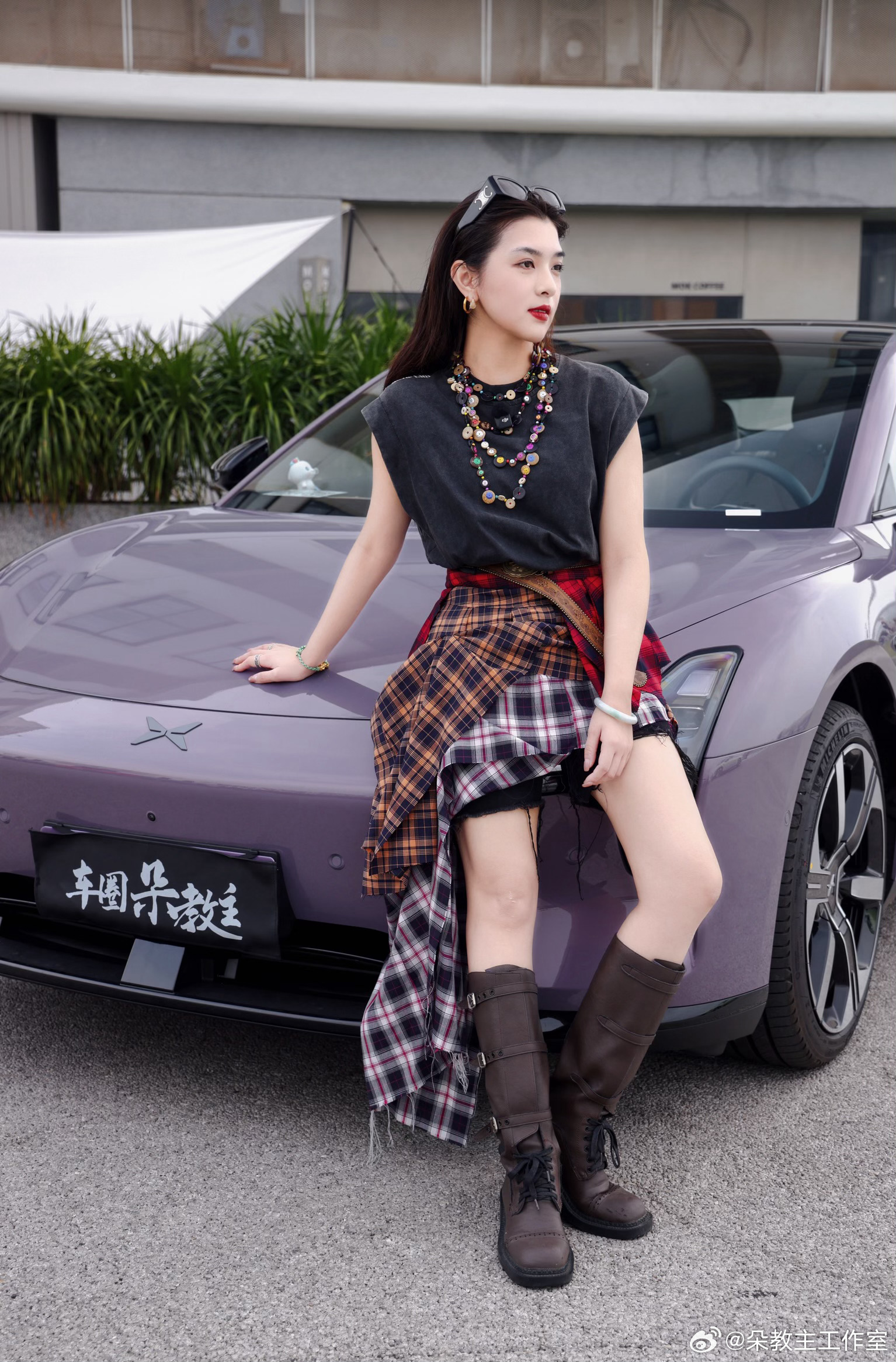 今天来拍新款小鹏MONA啦，专门搭配的OOTD，你们就说配不配吧何小鹏官宣新款小