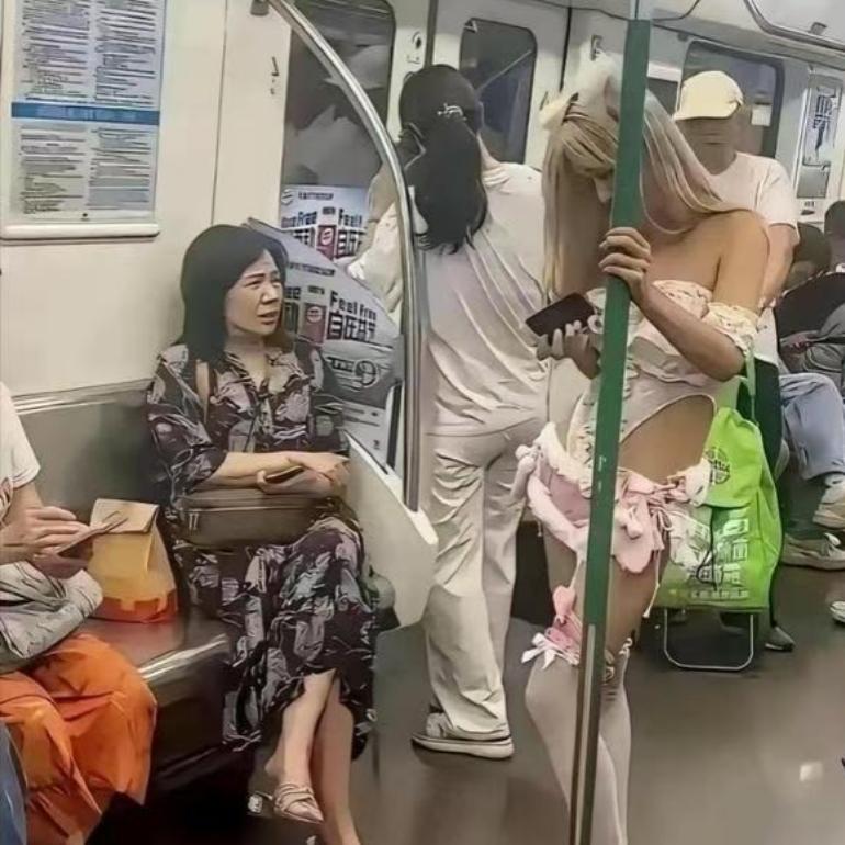 地铁偶遇一幕，引发不少讨论！
 
一位姑娘穿搭新潮个性，站在车厢里。旁边的阿姨看