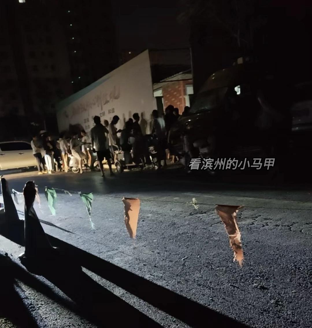 高温天气滨州水清木华小区再度停电，供电改造多年陷入僵局

7月9日晚，山东滨州发