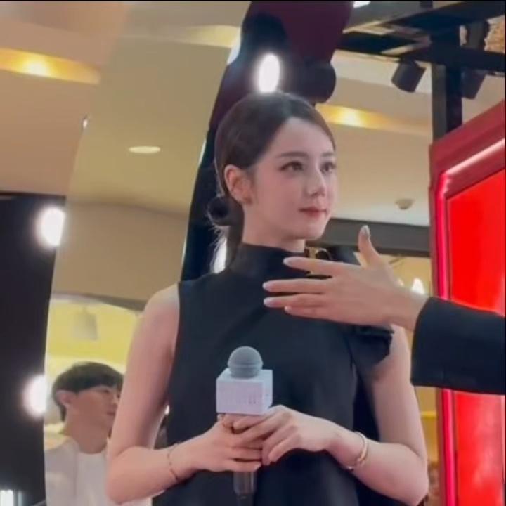 超级认真听讲的小肉巴 心化了~迪丽热巴顶光都美成这样迪丽热巴韩安冉同框