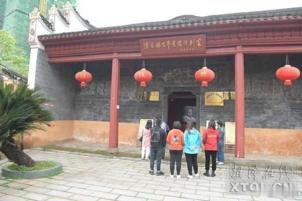 我们隆重纪念中国共产党的优秀党员，久经考验的共产主义战士，杰出的无产阶级革命家、