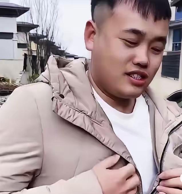 2月16日上午，除夕过年了，上门女婿被岳父赶出门，妻子追了出来，并要他脱下外套，