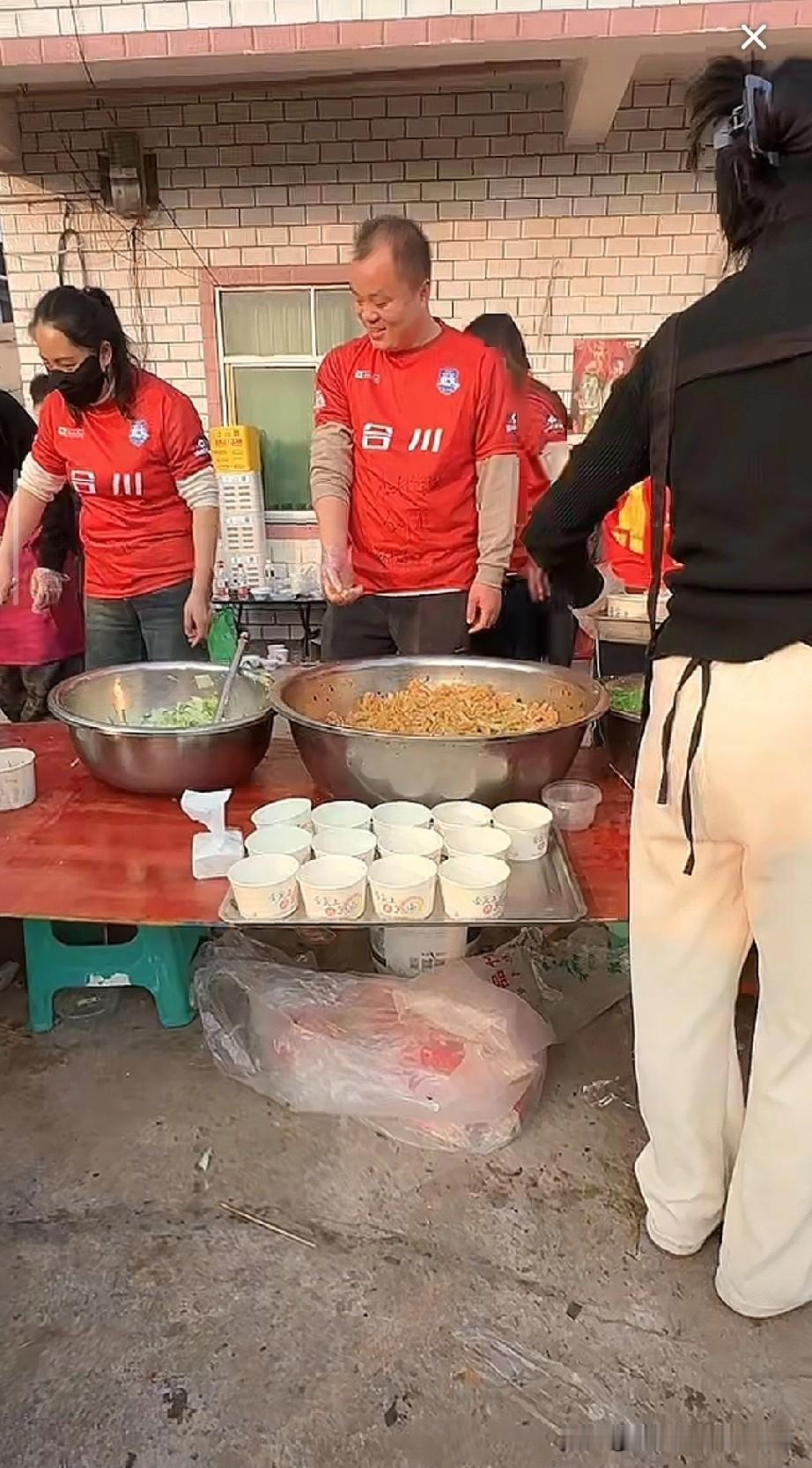 合川文旅这次真的玩出圈了！
跟着呆呆妹的杀猪饭热潮，直接下场给慕名而来的游客准备