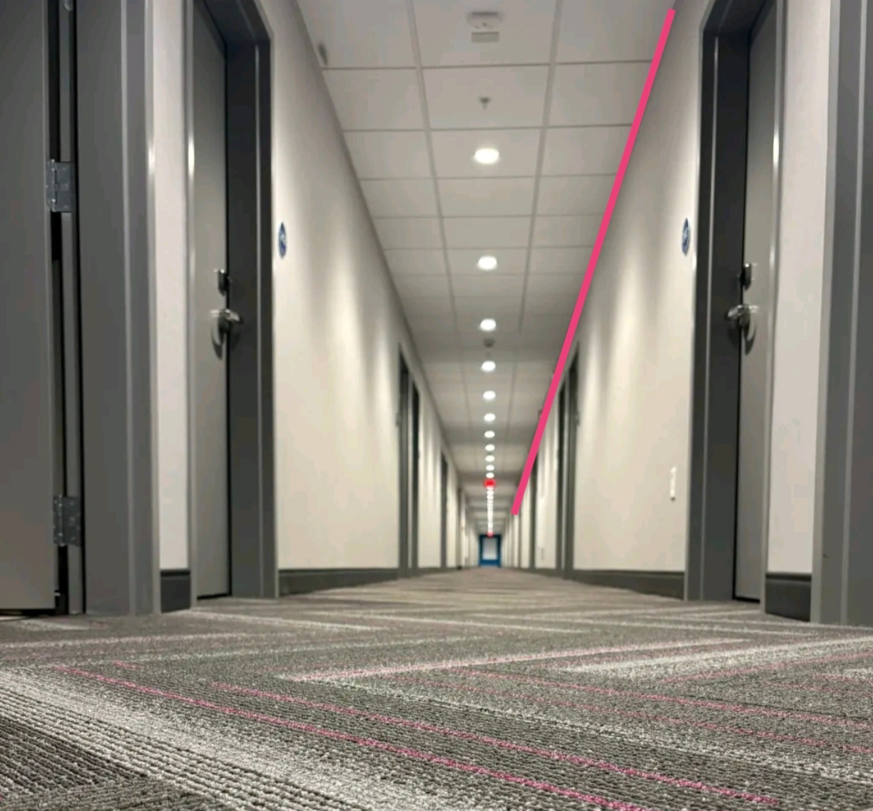 近高远低，近大远小，视野极限，空气阻碍，有时候眼睛容易被欺骗，明明只是远去，看起