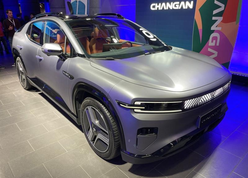 长安深蓝的颜值到底有多高? 长安深蓝的颜值那是相当高！就拿深蓝S07来说，机甲风