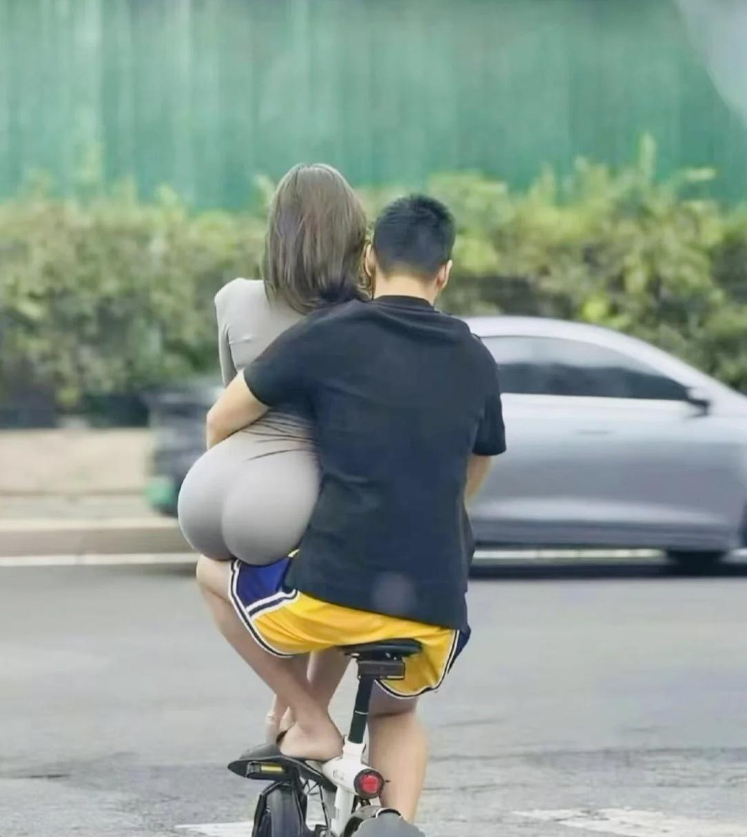 我开个二手桑塔纳还单着，跟他比不知道差在哪里？