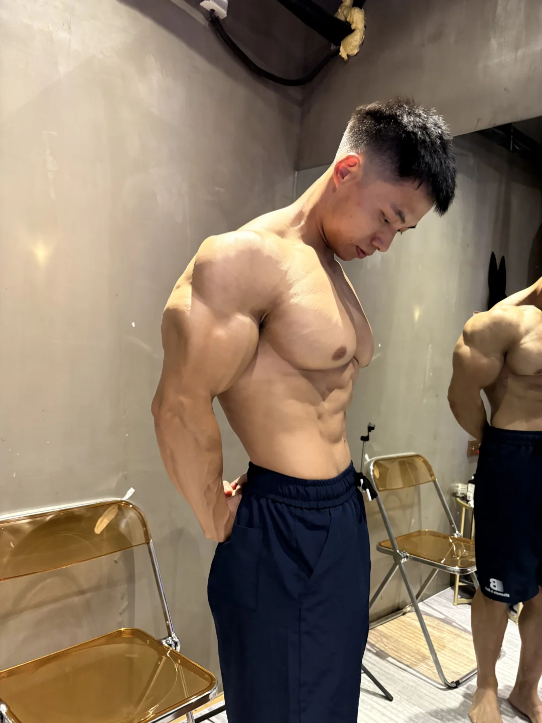 胸肌的厚度还是得靠年限来堆