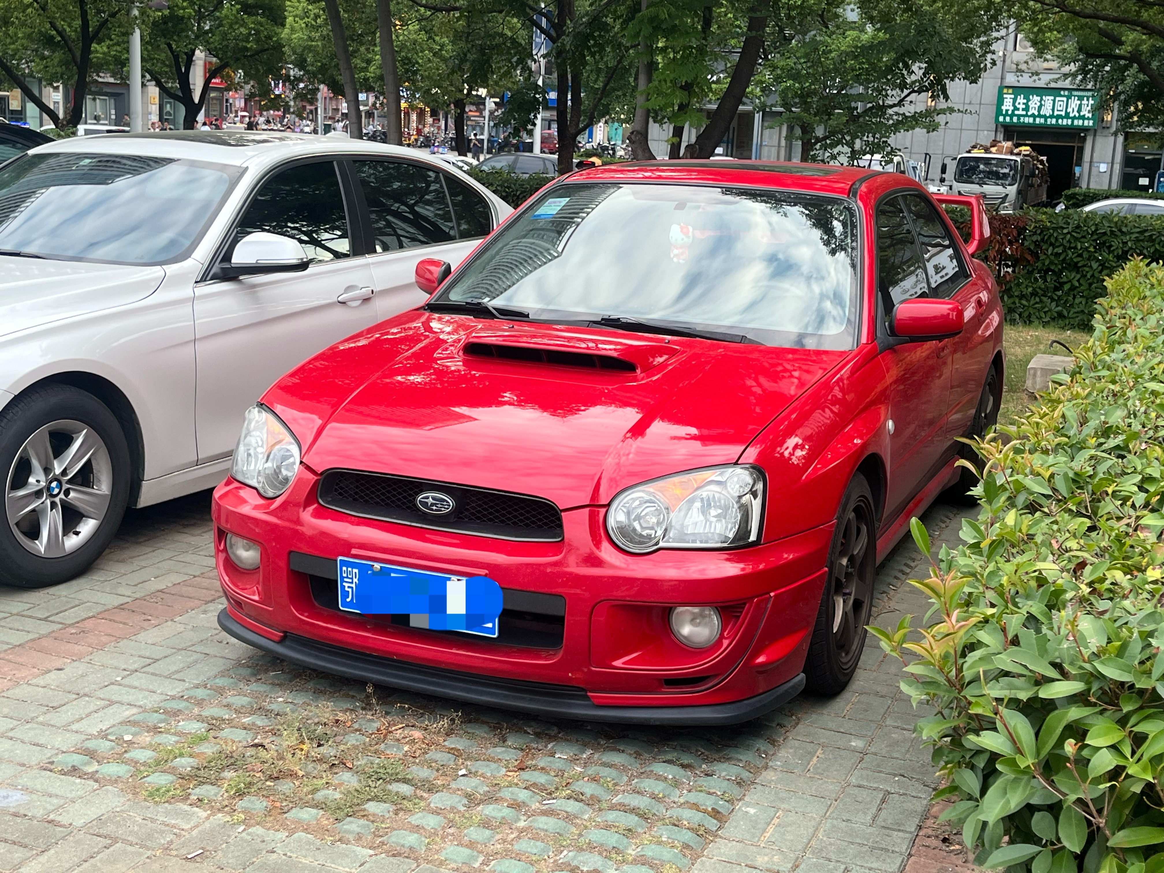 停车场偶遇一辆八代翼豹WRX，20多年前的经典性能车，太漂亮了，车主把它打理得特