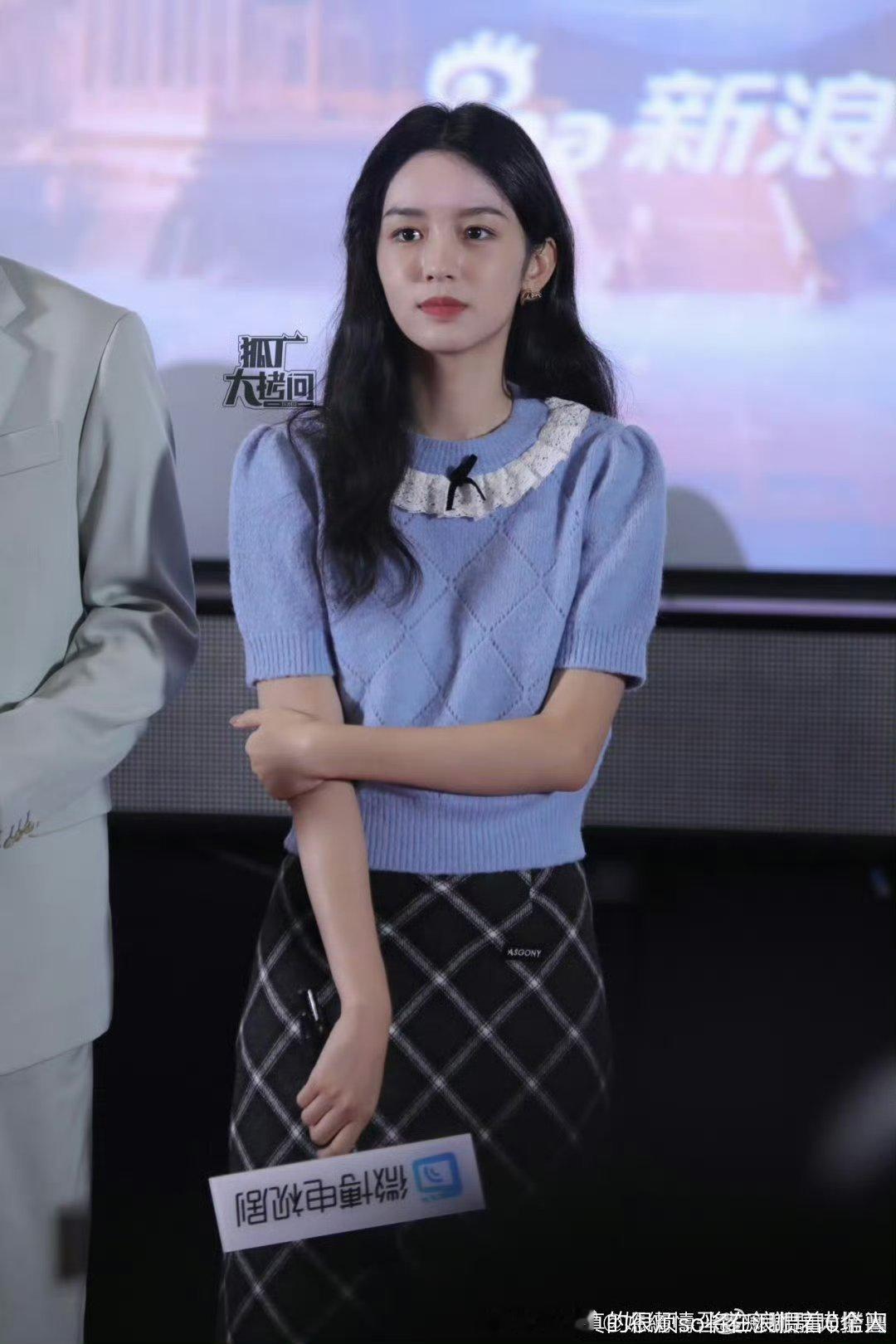 一直就是耷拉眼眼睛不好看+其实脸部没那么平滑她大部分眼妆眼角还是都注意了把眼睛化
