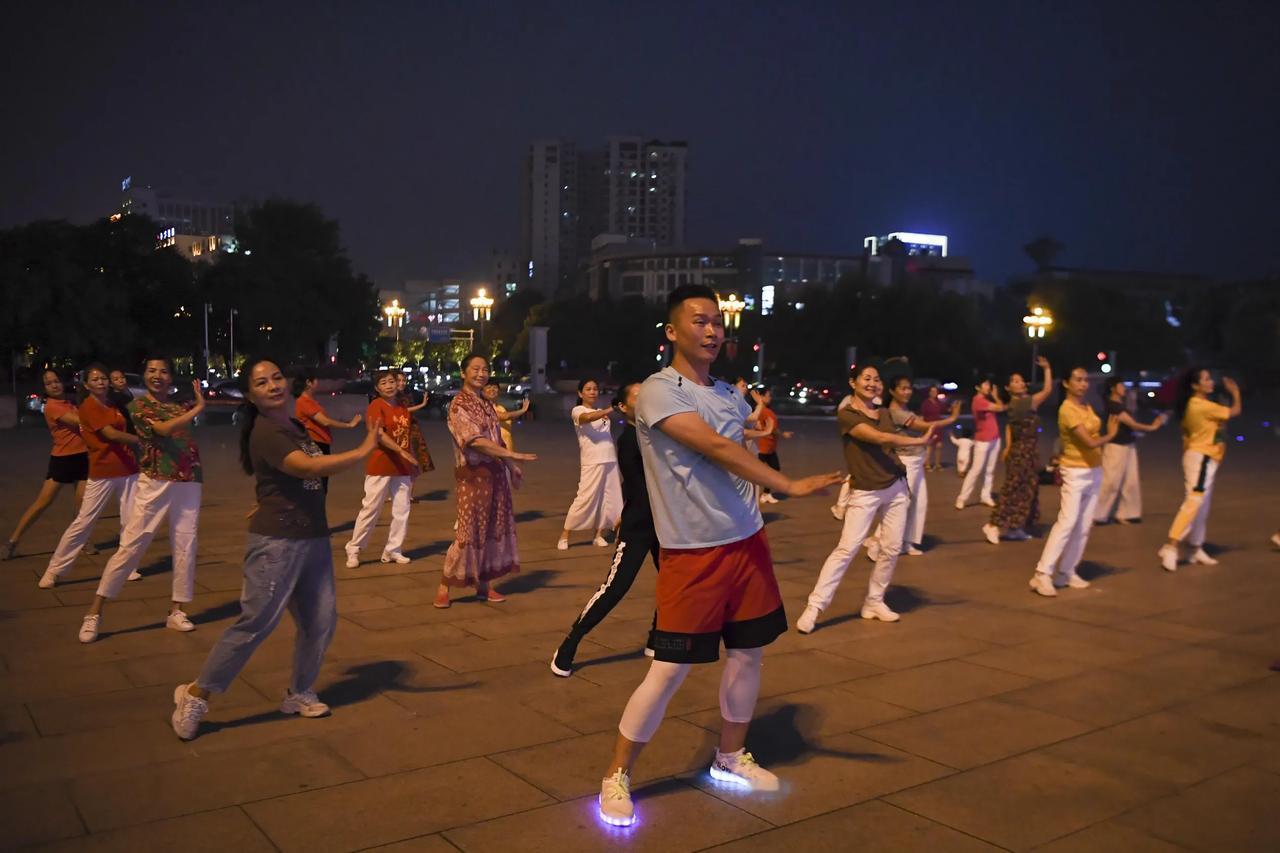 上联：无处不在广场舞；
下联：？？？