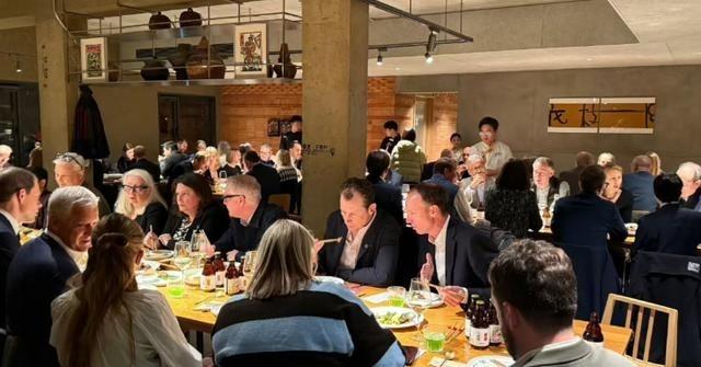 斯塔默在三里屯下馆子，旁边英使馆官员的表情亮了：见识到中国如今多先进了吧？

