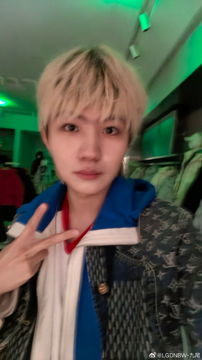 九尾进A组后晒自拍九尾元宵节营业九尾元宵节营业，帅哥今天扬眉吐气！ 