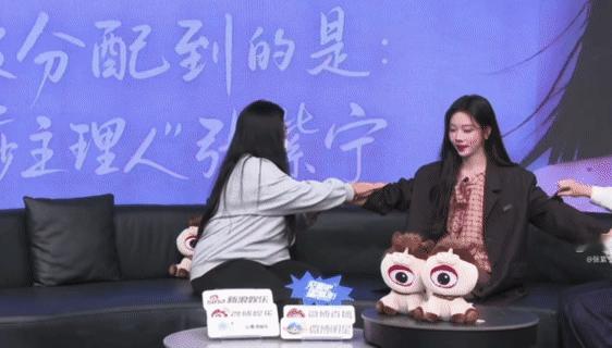 张紫宁刮痧的风吹到了微博 一首情歌变成养生曲，微博直播边刮痧边唱《一念》，整活程