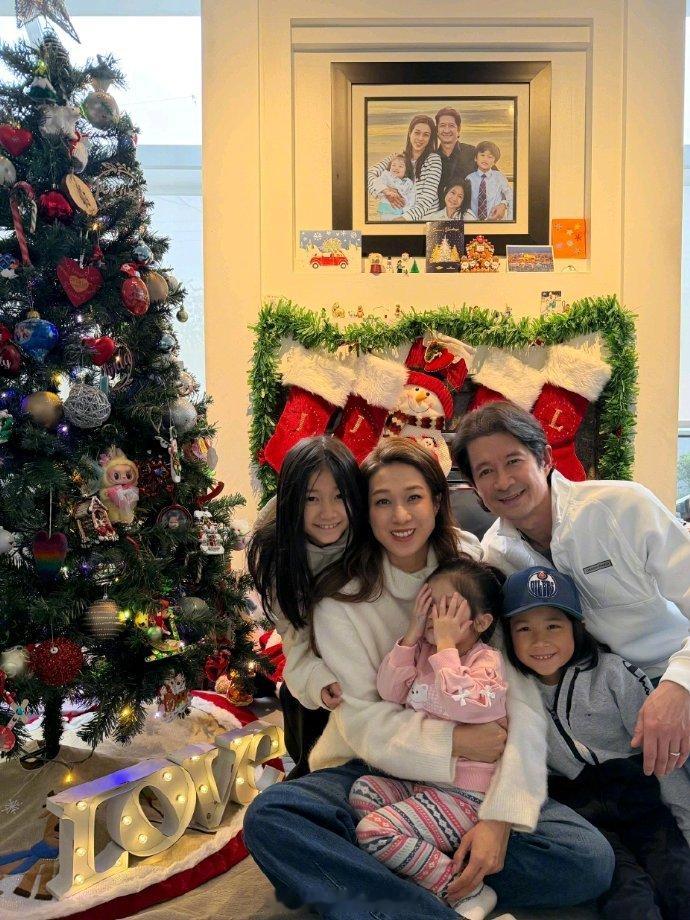 钟嘉欣一家五口过圣诞钟嘉欣圣诞晒全家福 钟嘉欣全家福 