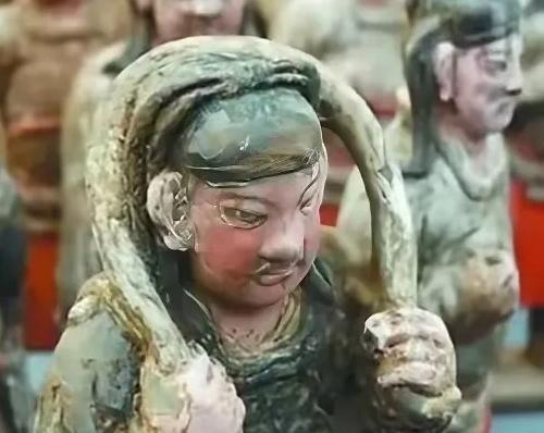 2007年，焦作一村居民为“自证”祖坟有700年历史，不惜开掘坟墓，没想到，刚开