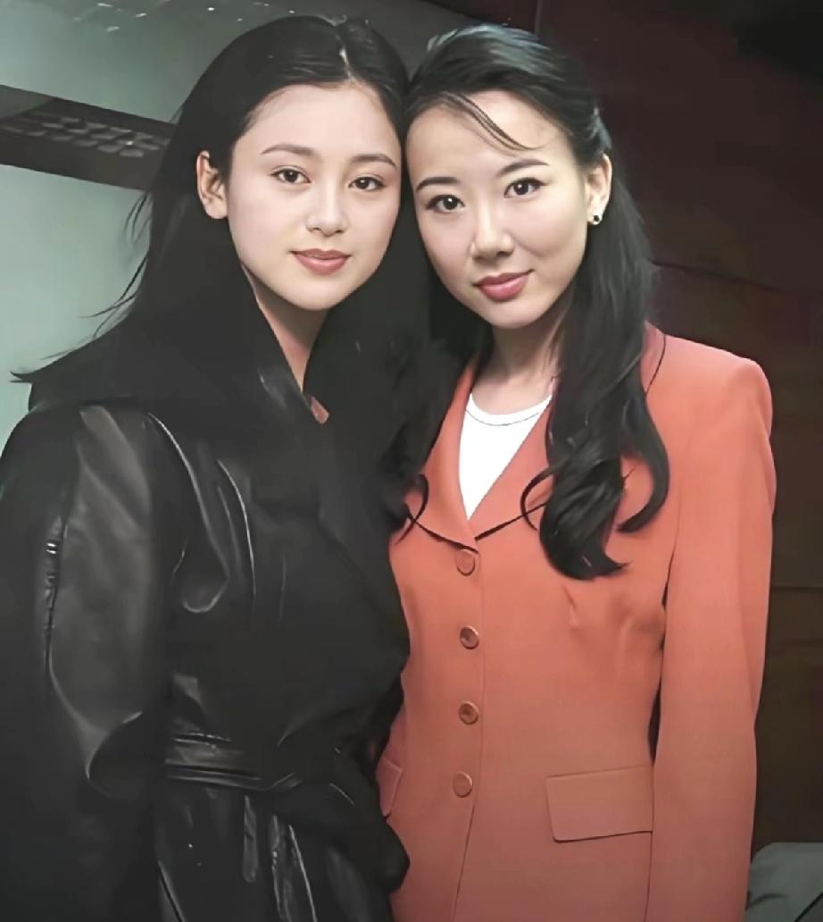 当年的陈红是“内地第一美女”，萧蔷是“台湾第一美女”，两位同龄人芳华正好，萧蔷多