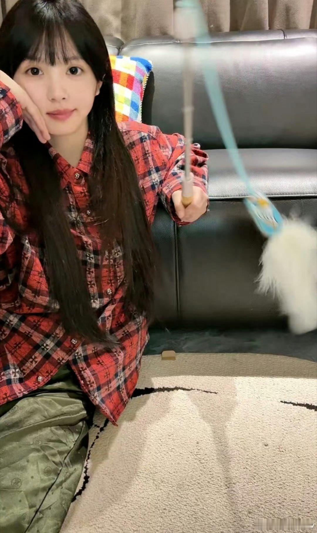 田曦薇直播 这位美女你确定是在逗猫吗？我怎么感觉是在逗我，还不过来哄哄我[阴险]