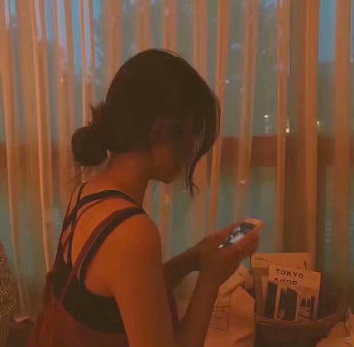 人在低谷时，不要打扰任何人，做一个沉默不语的哑巴。熬过了这段时间，谁给的糖都不要