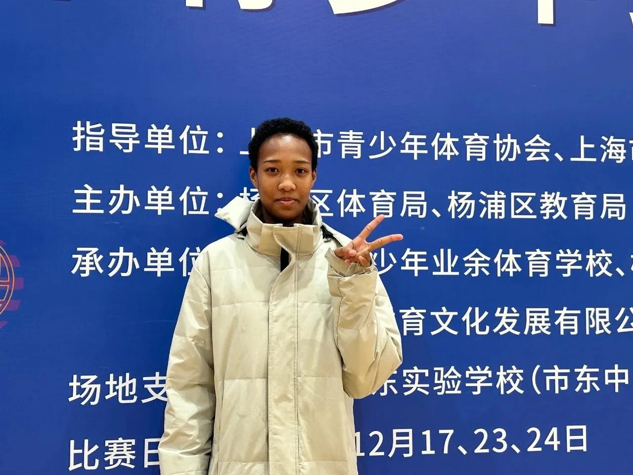 继杨舒铭之后，上海女排再发现好苗子！
邵子嫣，13岁，中尼混血，爸爸是尼日利亚人