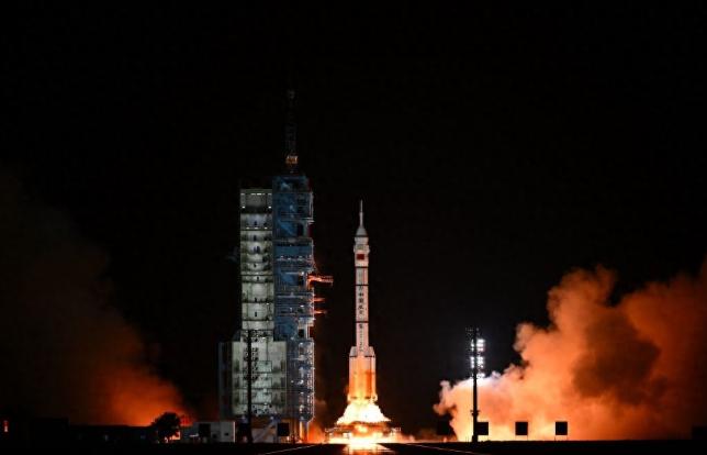1964年戈壁滩上那声巨响背后，中国科学家手边连一台正经计算机都没有。东方红一号