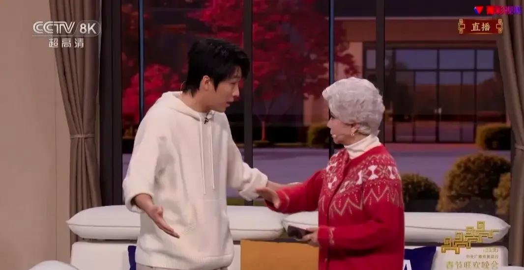 不是“王炸”就是“哑炮”
蔡明在春晚登场，节目组给足了仪式感。

观众期待她带来