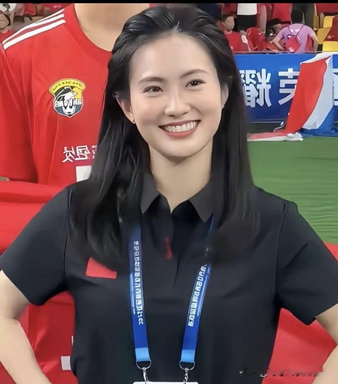 这是真正的天然美女，很美，身材又好，这张照片真正诠释了什么叫美丽动人，仔细端详端