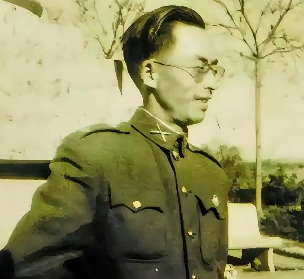 1949年4月，被俘的国民党副师长竟笑了。他冲我军团长喊：“老同学，别押我，我是