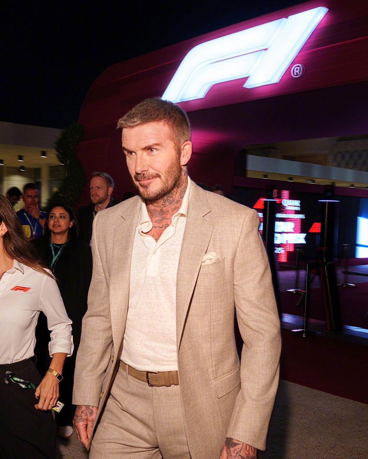 贝克汉姆出席卡塔尔大奖赛，一身帅气西装，个人影响力和品牌效应再次体现。
自从贝爵