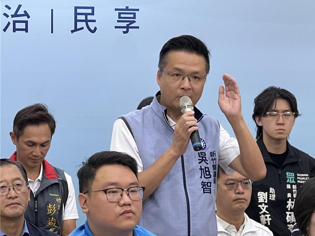 郑朝方深夜晒出与阳明交大曾圣凯、智宇生医林憬良的合照，引发接班人选猜测。

民进