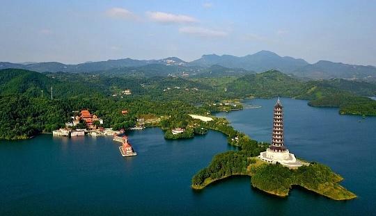 湖北17个地市，县域方言超40种，大致分5种，很多隔一条河口音就变， 喜欢在豆包