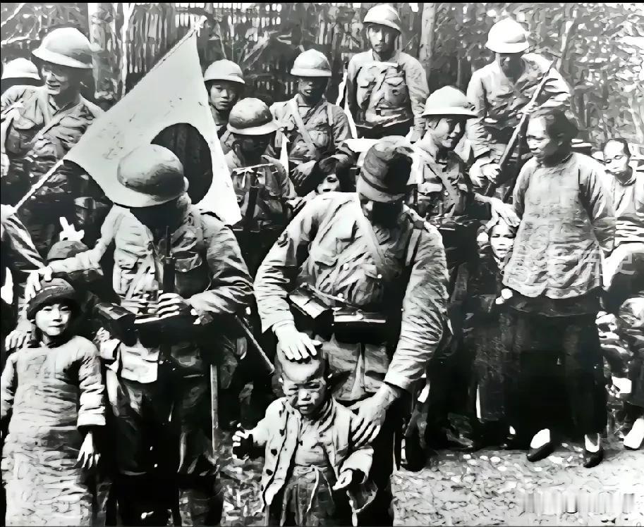 两名孩童被两名鬼子兵拽到镜头前摆拍，鬼子的身后，他们的亲人正被鬼子持枪押着。
鬼