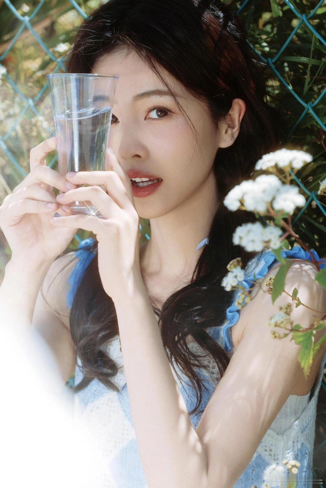 白鹿[超话]   白鹿这组写真太绝了！隔着屏幕都能吸到氧气！真的太美了 氛围感拉