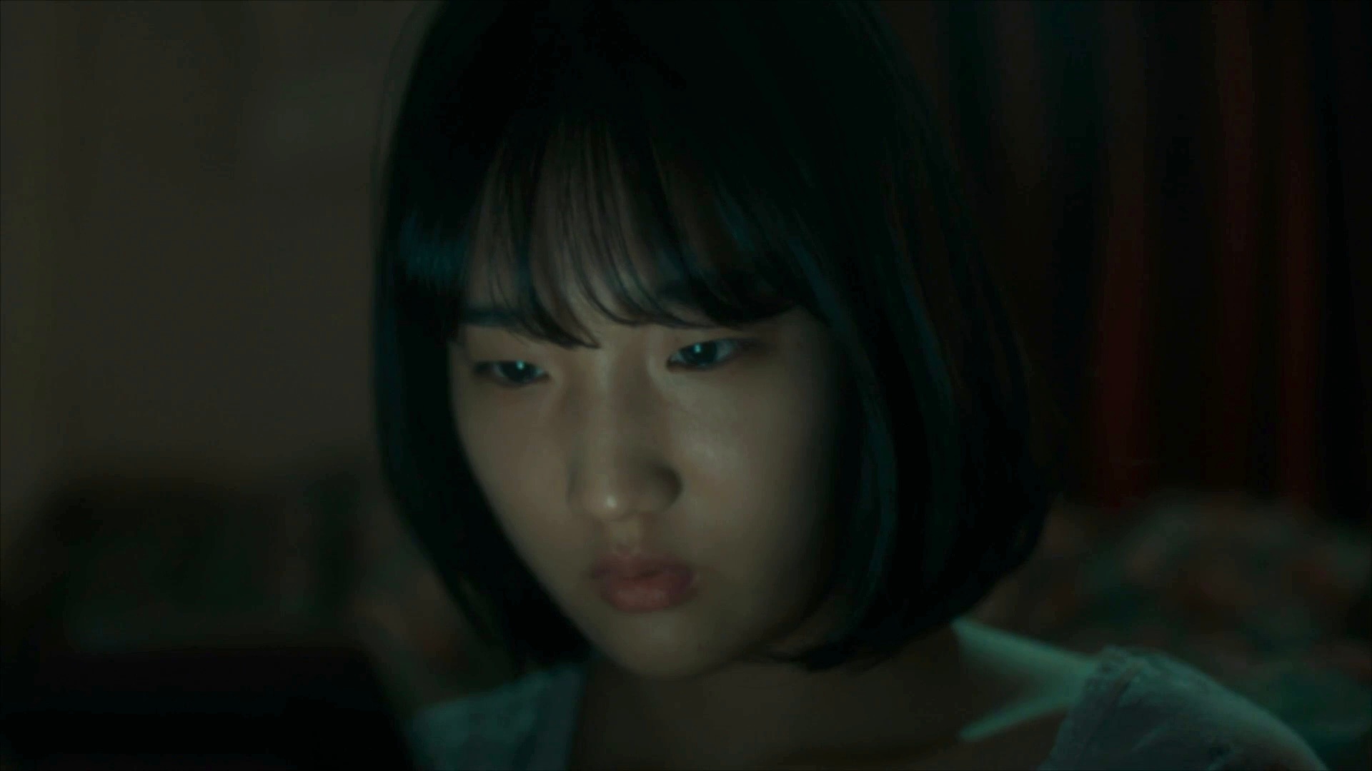 韩国女导演汉娜·邦2021年短片《泡澡》把一个青春期女孩面对家庭变故的反应，拍得
